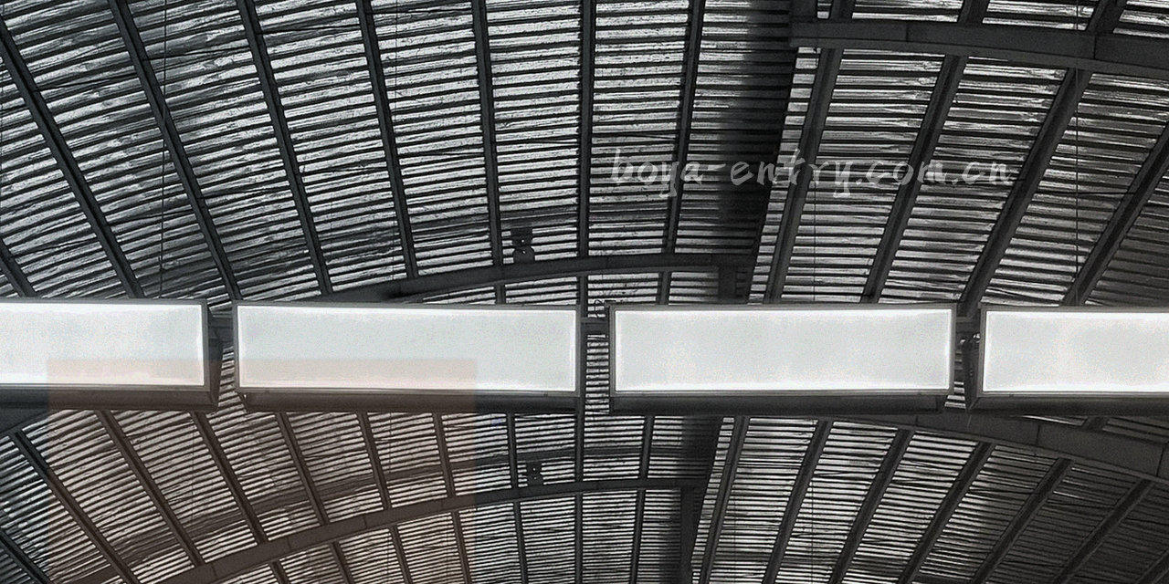 广西城市社区里服务人员与住户在门口交接生活服务的宽幅纪实画面